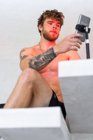 Comfortable grip of the Glow handheld red light therapy device by BioLight.